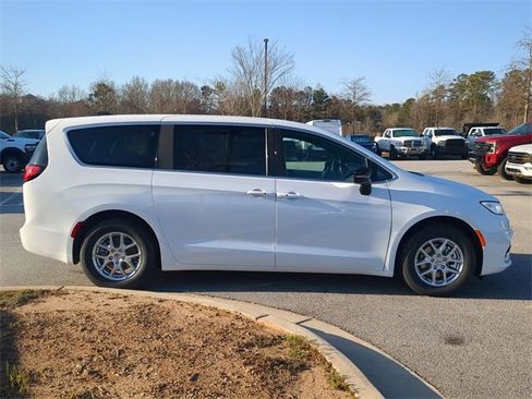New 2025 Chrysler Pacifica Select image 3