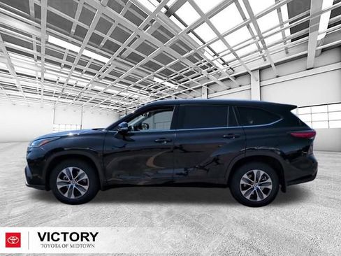 Used 2022 Toyota Highlander XLE AWD/4WD image 7