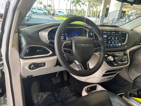 Used 2024 Chrysler Pacifica Touring-L image 33