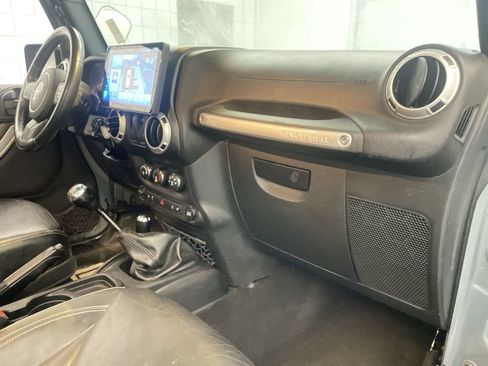 Used 2015 Jeep Wrangler Sahara w/ Dual Top Group AWD/4WD image 20