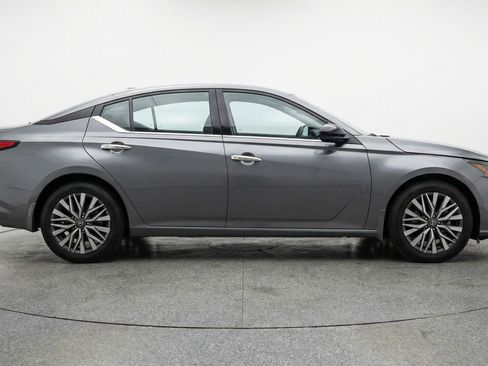 Used 2025 Nissan Altima 2.5 SV image 11