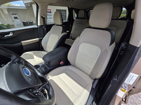 Used 2020 Ford Escape Titanium image 17
