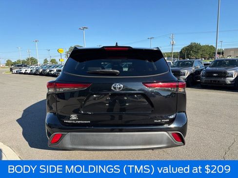 Used 2022 Toyota Highlander XLE AWD/4WD image 5