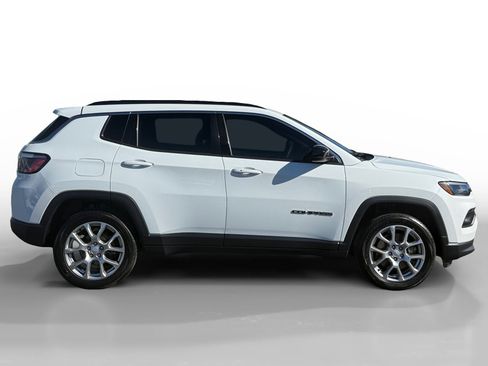 Used 2024 Jeep Compass Latitude image 6