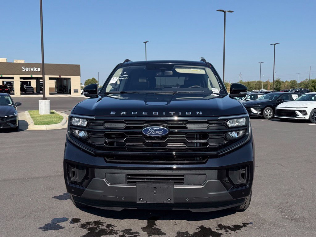 Used 2025 Ford Expedition Active AWD/4WD image 2