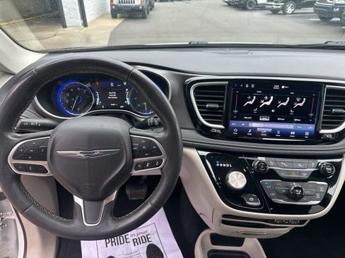 Used 2022 Chrysler Pacifica Touring-L image 16