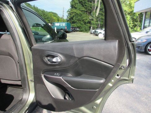 Used 2019 Jeep Cherokee Latitude w/ Popular Appearance Group FWD image 19