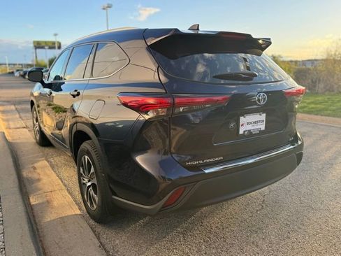 Used 2022 Toyota Highlander XLE AWD/4WD image 45