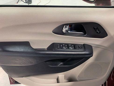 Used 2021 Chrysler Pacifica Touring-L image 22