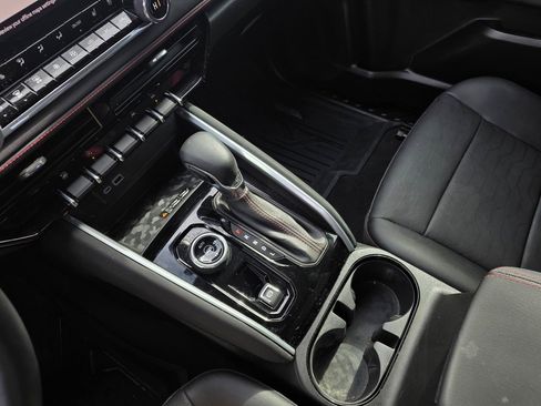 Used 2024 Chevrolet Colorado Z71 w/ Z71 Convenience Package 2 image 19