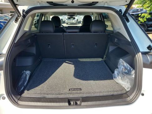 Used 2025 Volkswagen Tiguan SE FWD image 9