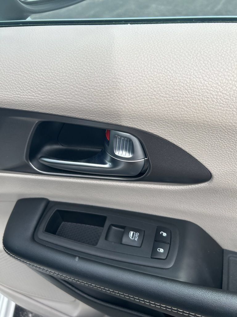 Used 2023 Chrysler Pacifica Touring-L FWD image 62