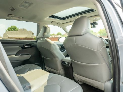 Used 2021 Toyota Highlander XLE FWD image 17