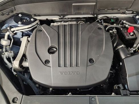 Used 2025 Volvo XC90 B5 Plus image 33
