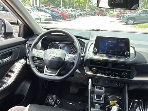 Used 2025 Nissan Rogue SV FWD image 12