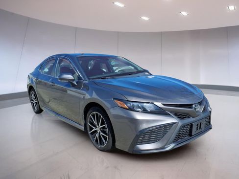 Used 2024 Toyota Camry SE image 1