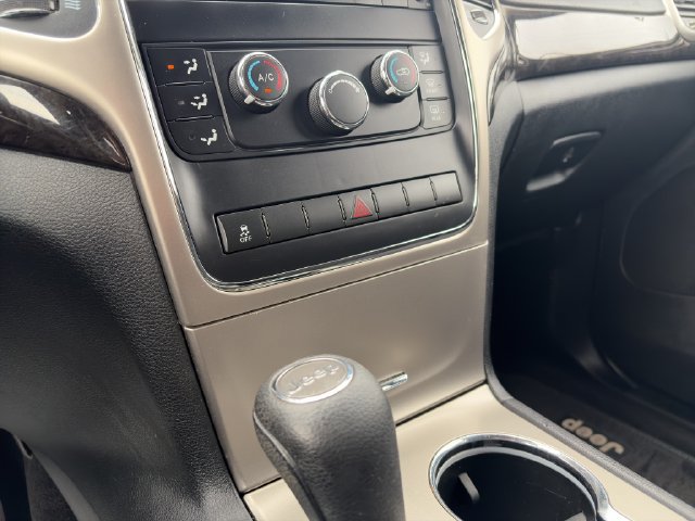 Used 2012 Jeep Grand Cherokee Laredo w/ Laredo E Group AWD/4WD image 15