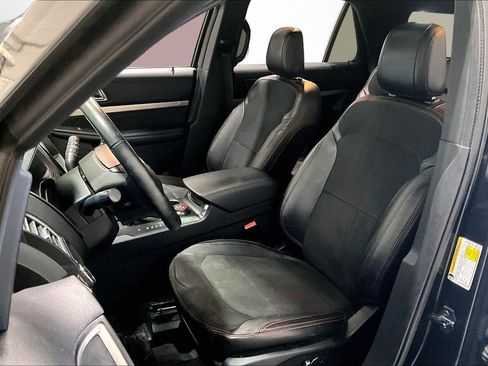 Used 2018 Ford Explorer XLT w/ XLT Appearance Package image 20