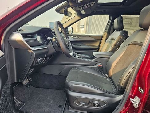 New 2025 Jeep Grand Cherokee Altitude image 11