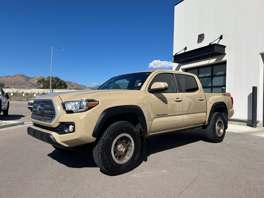 Used 2017 Toyota Tacoma TRD Off-Road AWD/4WD image 2