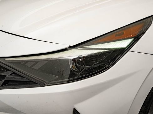 Used 2021 Hyundai Elantra SE FWD image 14