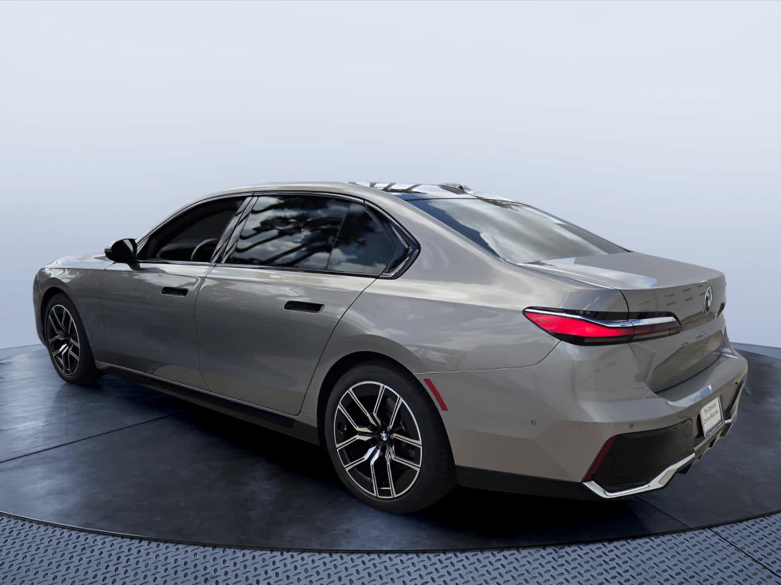 Used 2023 BMW 740i w/ Parking Assistance Package RWD image 5