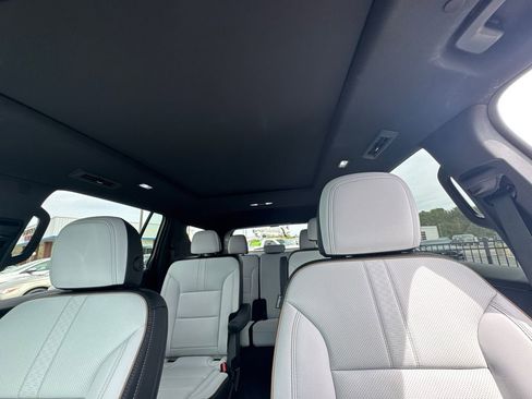 Used 2025 Chevrolet Traverse High Country image 34
