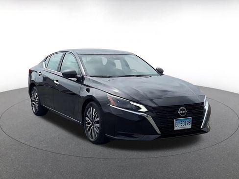 Used 2025 Nissan Altima 2.5 SV FWD image 3