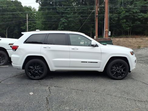 Certified 2019 Jeep Grand Cherokee Altitude AWD/4WD image 4