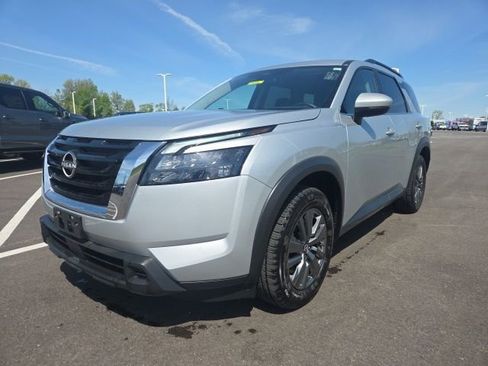 Used 2025 Nissan Pathfinder SV image 2