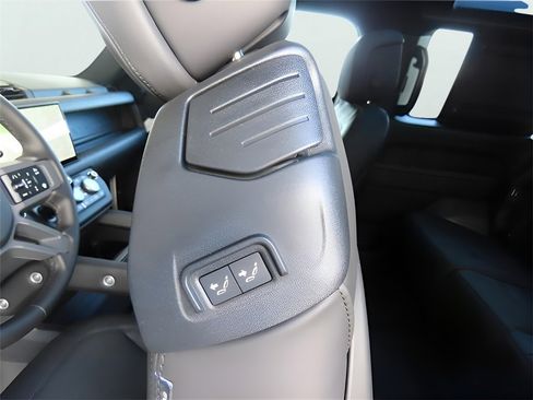 Used 2025 Land Rover Defender 90 S image 22