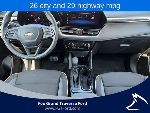 Used 2025 Chevrolet TrailBlazer LT AWD/4WD image 3