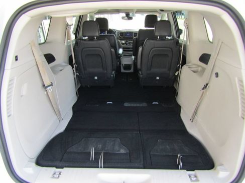Used 2020 Chrysler Pacifica Touring-L FWD image 35