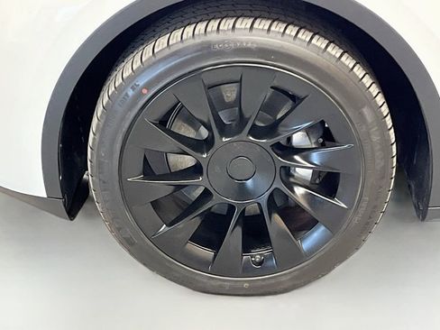 Used 2023 Tesla Model Y Long Range AWD/4WD image 29