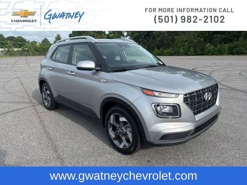 Used 2024 Hyundai Venue SEL FWD image 3