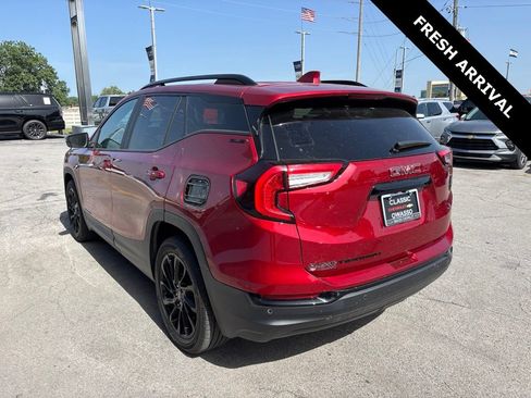 Used 2024 GMC Terrain SLE w/ Driver Convenience Package FWD image 3