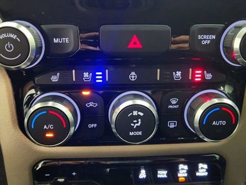 Used 2019 RAM 1500 Laramie AWD/4WD image 16