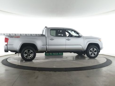 Used 2017 Toyota Tacoma TRD Sport AWD/4WD image 6
