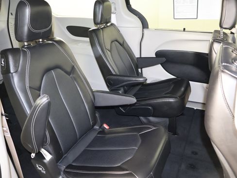 Used 2024 Chrysler Pacifica Touring-L image 44