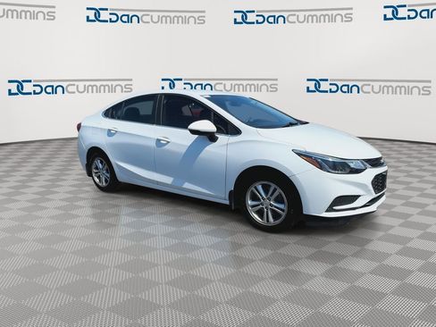Used 2018 Chevrolet Cruze LT image 2
