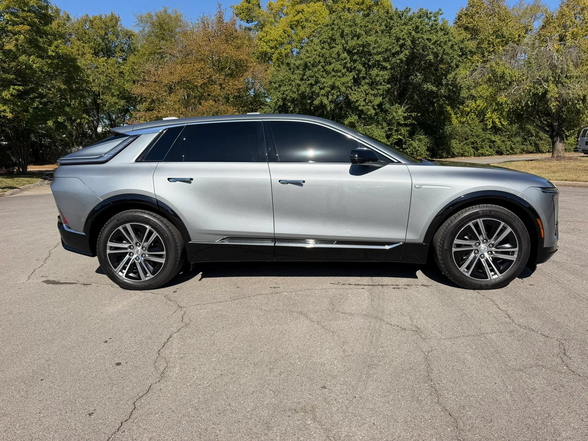 Used 2024 Cadillac Lyriq Luxury AWD/4WD image 3