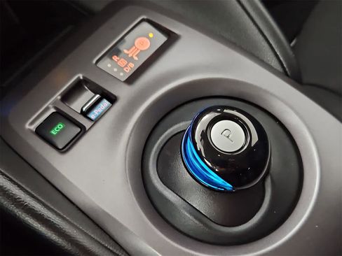 Used 2022 Nissan Leaf S image 32