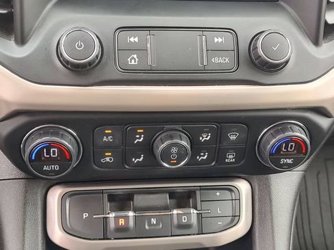 Used 2020 GMC Acadia Denali w/ Technology Package FWD image 16