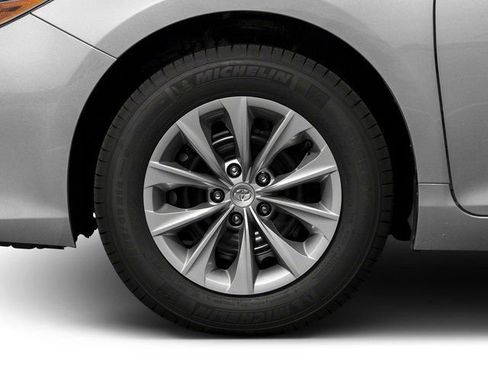 Used 2017 Toyota Camry XLE w/ Moonroof Package FWD image 11