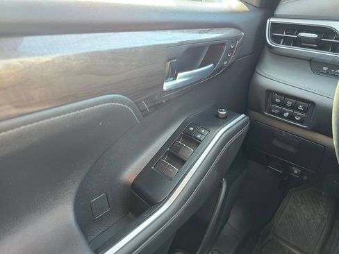 Used 2021 Toyota Highlander Platinum AWD/4WD image 29