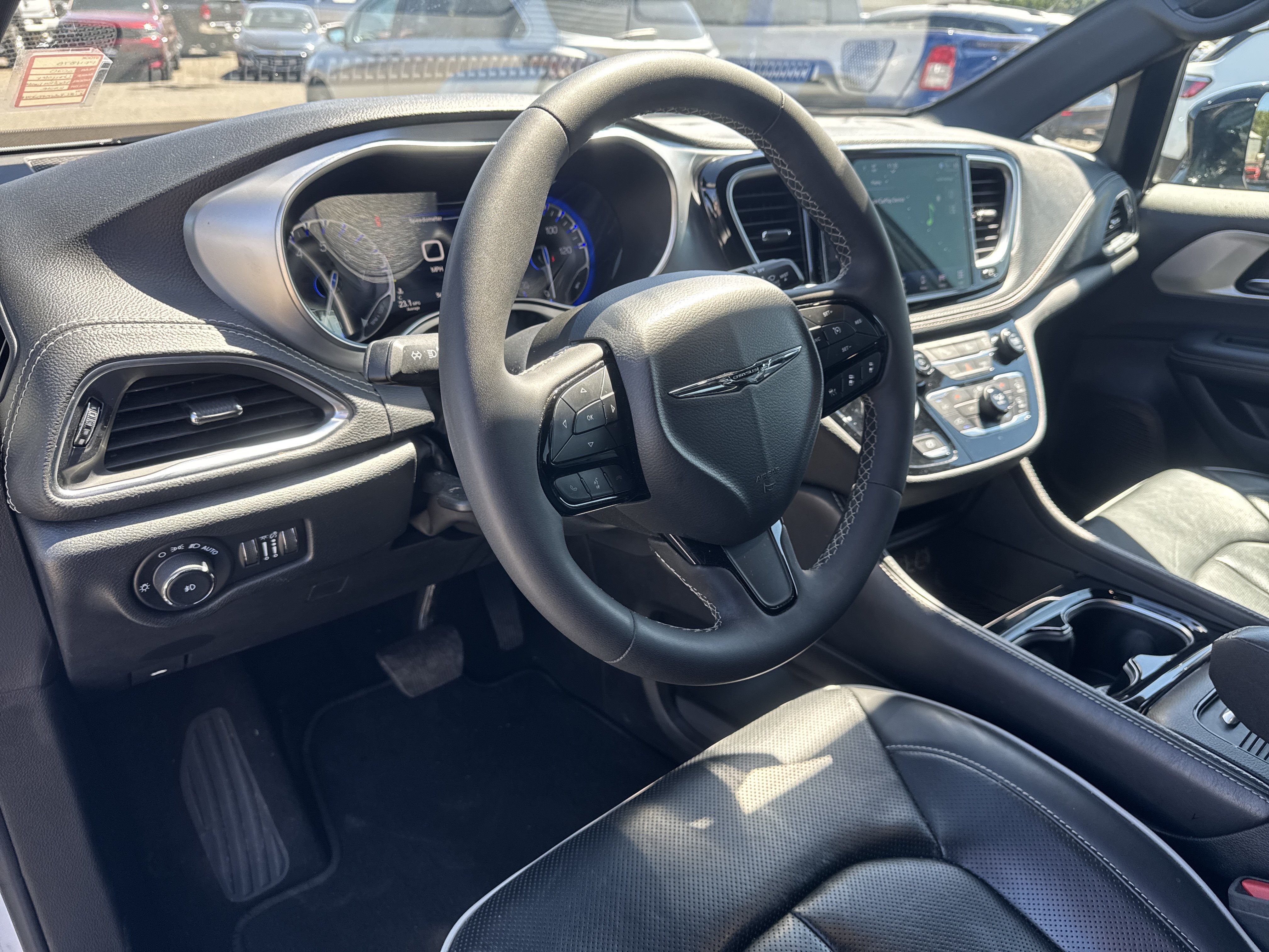 Used 2025 Chrysler Pacifica Limited FWD image 10