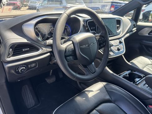 Used 2025 Chrysler Pacifica Limited FWD image 10