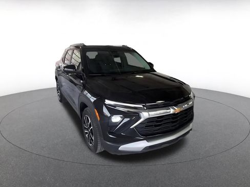 Used 2025 Chevrolet TrailBlazer LT image 3