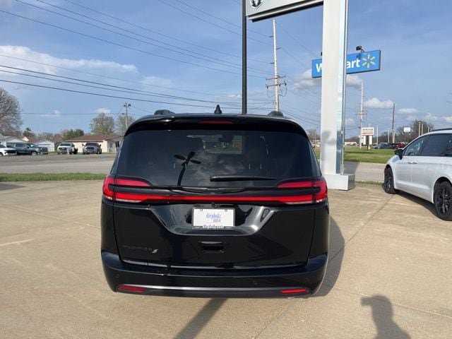 New 2026 Chrysler Pacifica Select w/ S Appearance Package FWD image 6