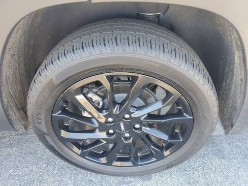 Used 2023 GMC Terrain SLE w/ Driver Convenience Package image 6